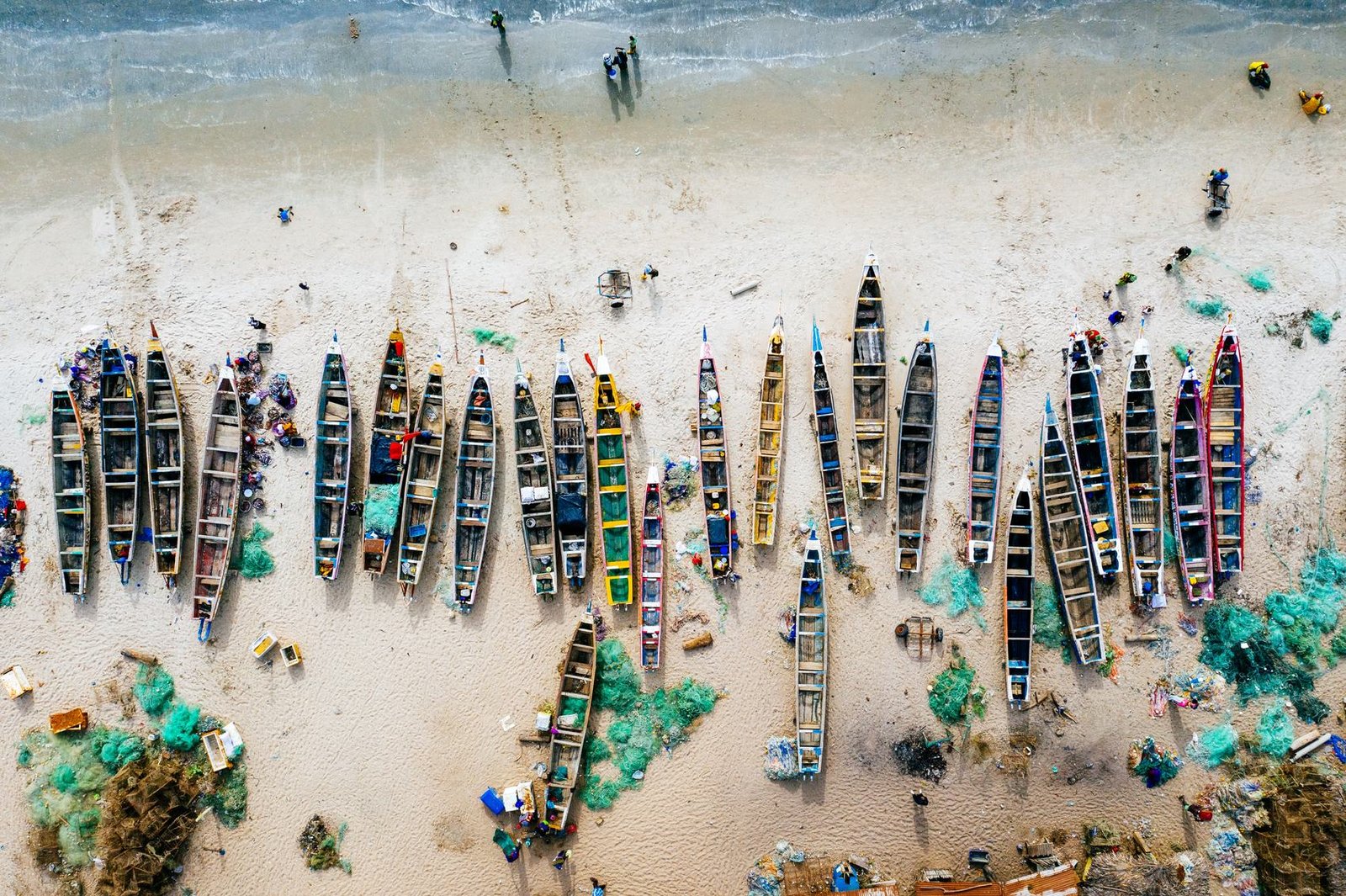 Pirogues alignées sur une plage du littoral béninois