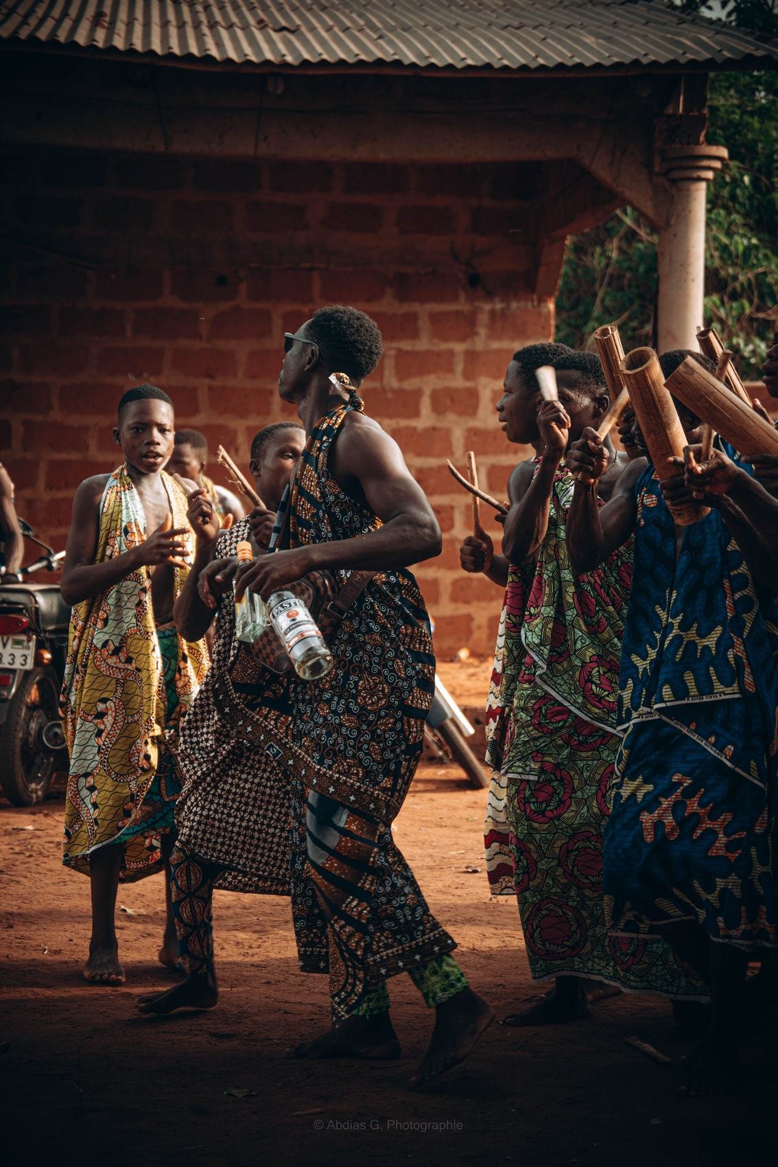 Danseurs en tenue traditionnelle à Abomey